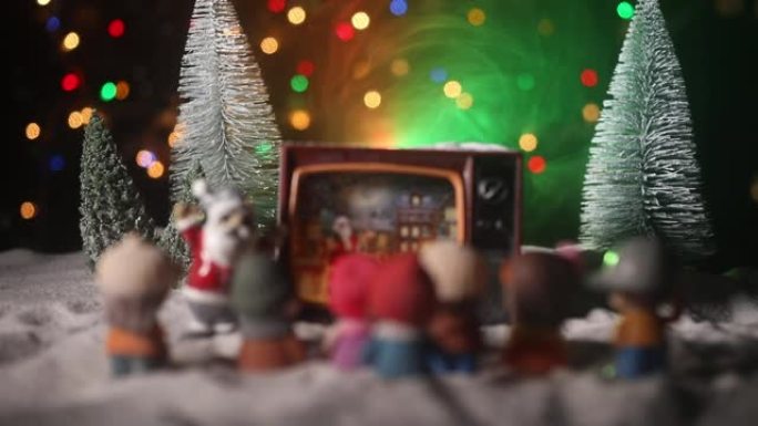 创意圣诞概念。圣诞老人雪上的老式电视机。艺术品装饰。
