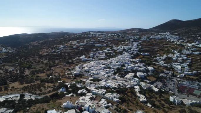 从天空看希腊基克拉泽斯的Sifnos岛上的Apollonia村
