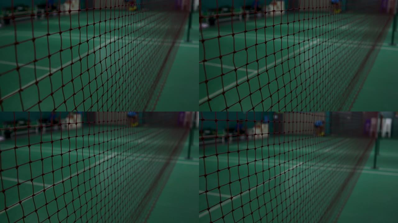 4k红色羽毛球网，绿色羽毛球场，运动概念，锻炼身体，室内球场，慢镜头移动平移权，挑战赛，运动员训练，