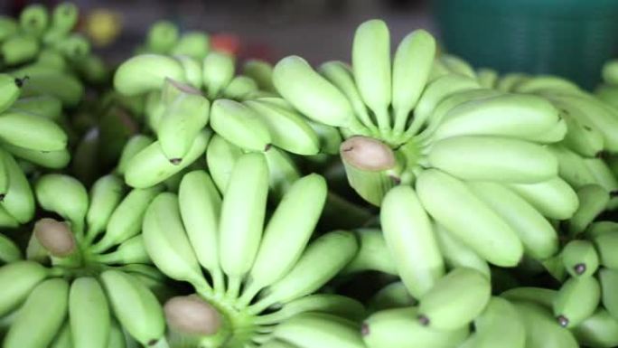 农民正在向市场收获香蕉。