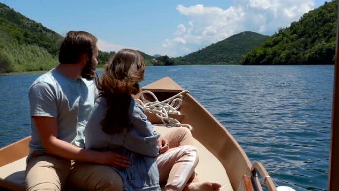 夫妇在湖上享受摩托艇之旅