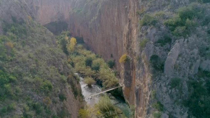 地中海岩石峡谷中的垂直无人机上升