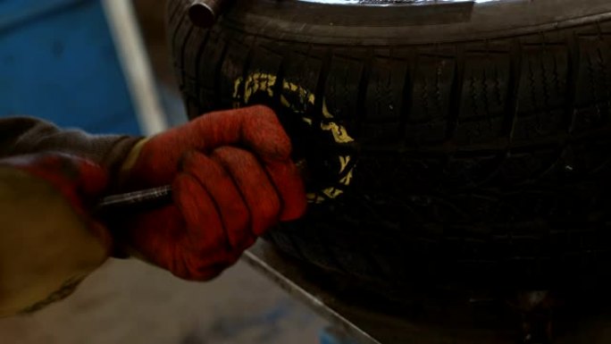 修理汽车轮胎汽修行业拔出钉子轮胎扎破
