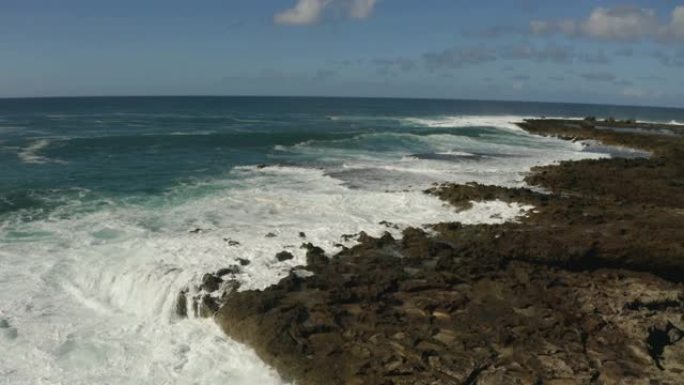 太平洋汹涌的海浪冲入瓦胡岛多岩石的海岸线