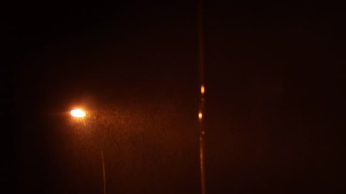 雨中寂寞的灯柱路灯暴雨雨夜