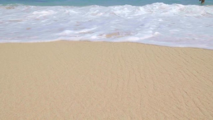 热带海滩上有大浪的湿沙