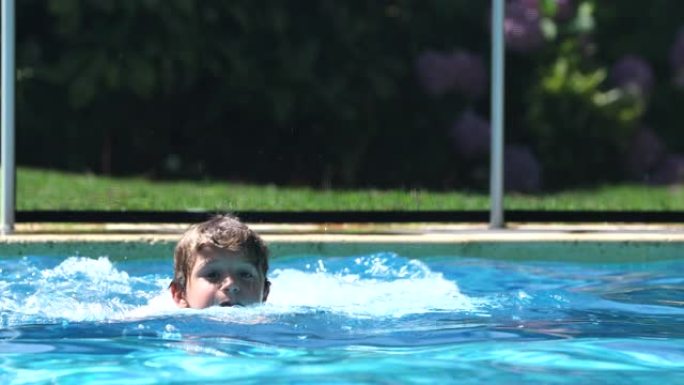 游泳池里的男孩抱着游泳池边游泳