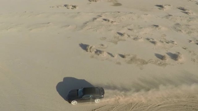 汽车在莫哈韦沙漠绕圈行驶并留下轮胎痕迹