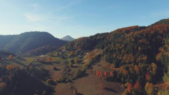 秋天的空中拍摄。无人机的观点，塞尔维亚的山在秋天的颜色。