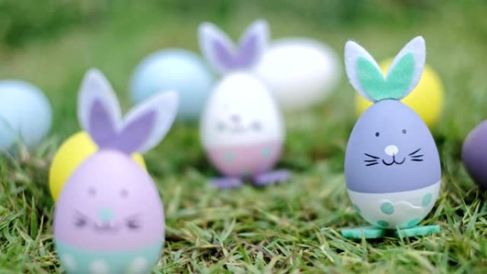 多莉在草地上拍摄复活节兔子装饰品和复活节彩蛋，春假自然场景，复活节快乐概念。