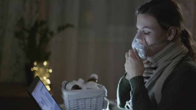 季节流感，生病不健康的女孩使用正确的吸入器治疗喉咙痛和咳嗽，她在病假期间坐在家里在线订购药物