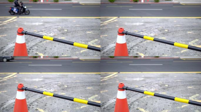 靠近交通锥。主题在左边。背景是道路和车辆。