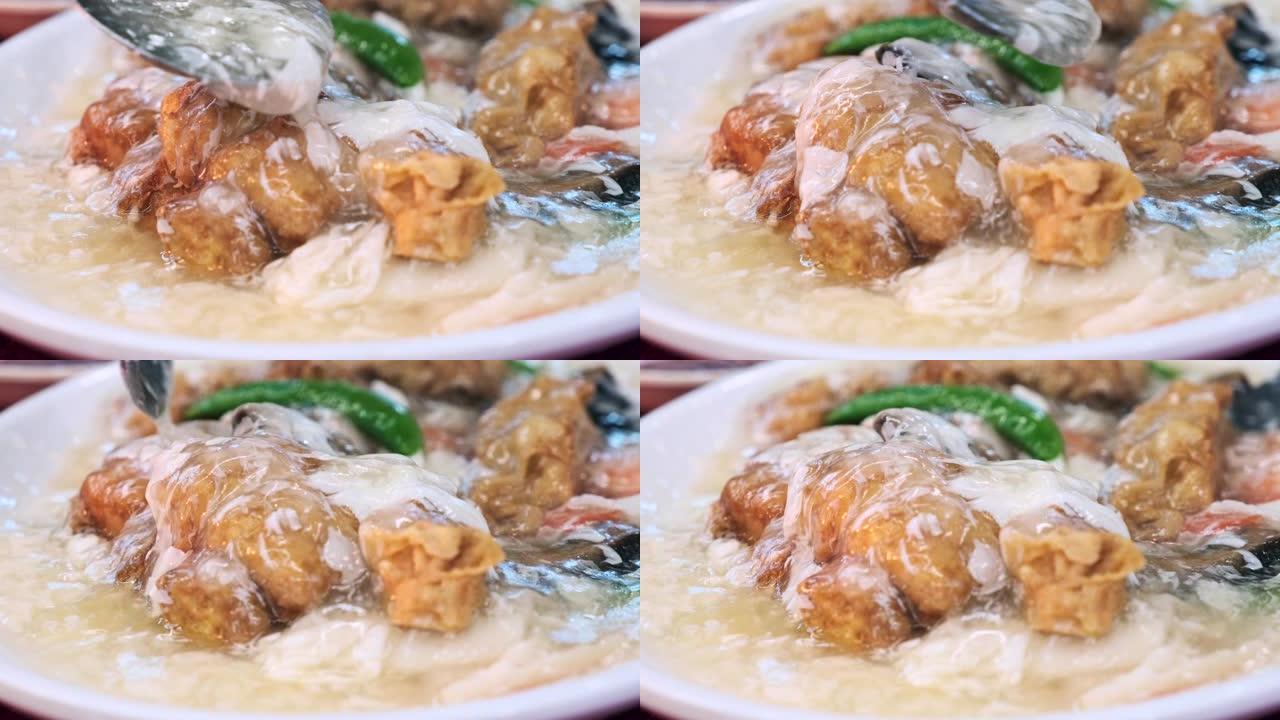 豆腐中国菜的特写，上面浇着蟹酱。