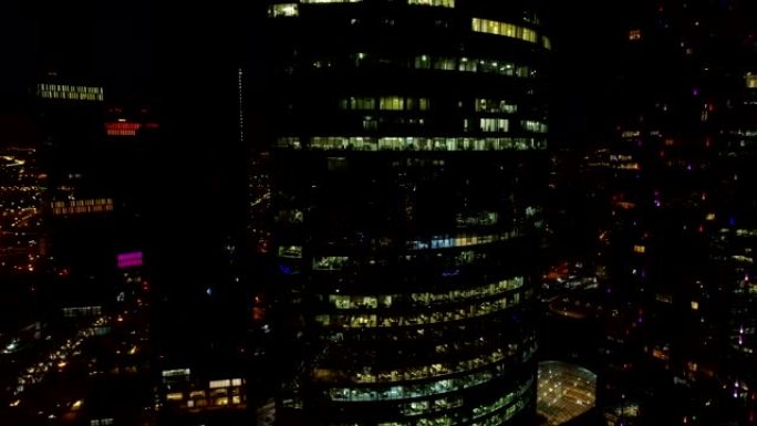 莫斯科国际商务中心摩天大楼的夜间航拍。