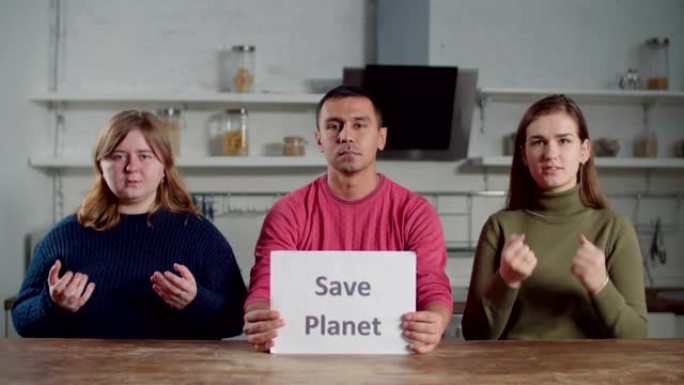 聋人在手语上显示 “拯救星球”