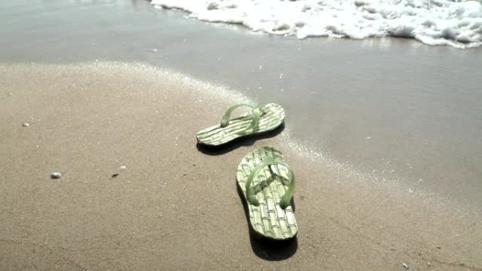 海滩，泡沫海洋，海浪洗沙。海浪冲击沙滩。海浪的声音