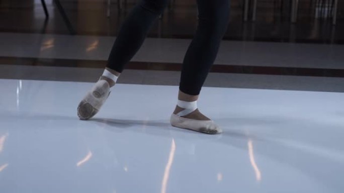 可塑性芭蕾舞演员站立芭蕾舞鞋特写体操女孩时尚t台4K。