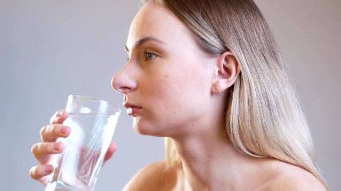 女子喝水吃药