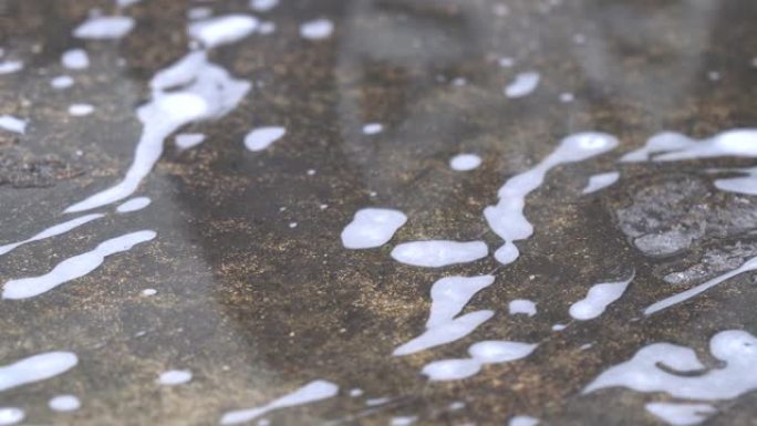 水从废水中流向地板。