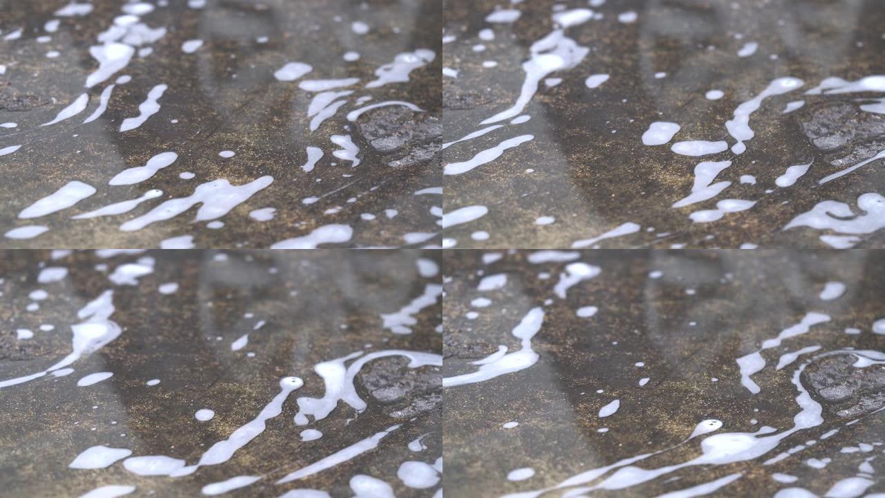 水从废水中流向地板。