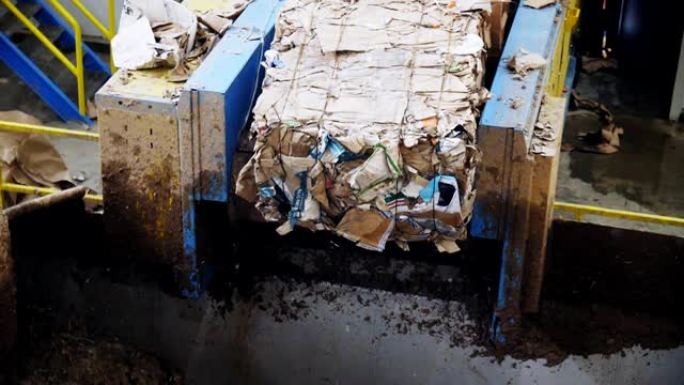 废纸在回收工厂慢动作时掉入液体中