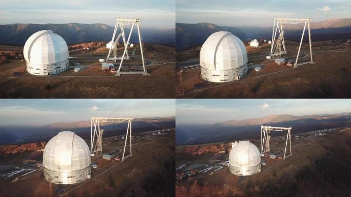 晚上的特殊天体观测站。无人机飞行拍摄的鸟瞰图