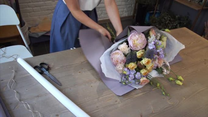 工作正宗花卉艺术工作室的年轻女子。