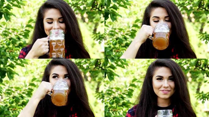 年轻漂亮的女孩止渴，喝玻璃啤酒，舔嘴唇