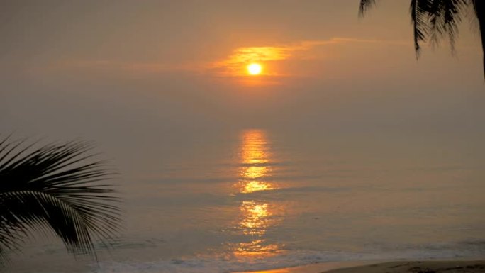 锁定的日出日落沿着一个空的海滩与声音