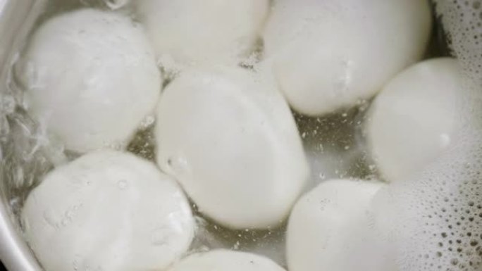 八个煮鸡蛋在沸水中的特写镜头。4K
