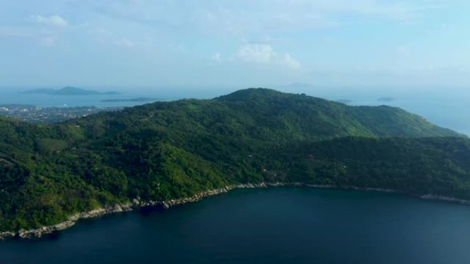 热带度假胜地和海滩的空中全景，普吉岛西海岸美丽的安达曼海。卡塔诺伊海滩从上面，一些建筑和绿色的山丘，