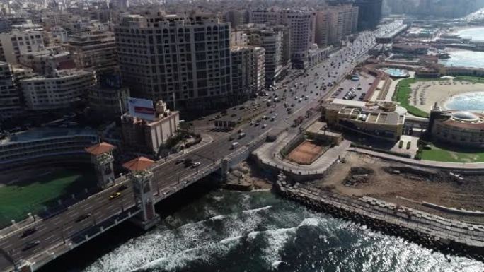 空中无人机在埃及亚历山大市斯坦利桥上空射击