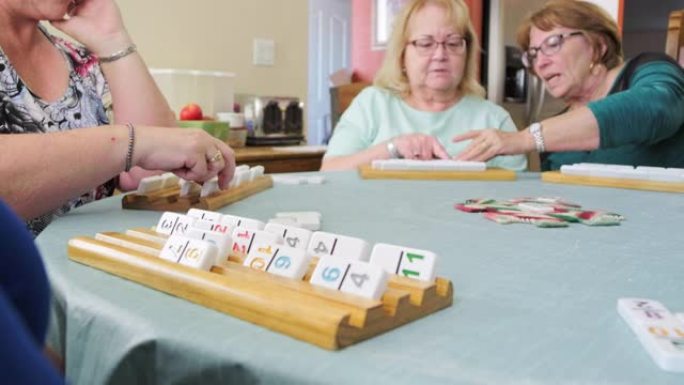 玩游戏的高级女性老外国人奶奶富婆赌博赌牌