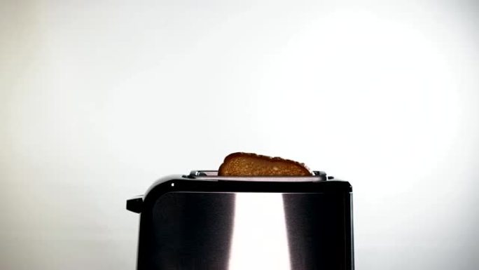 带面包的现代黑色烤面包机。