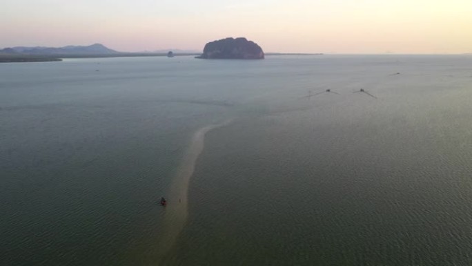 海上的热带岛屿。美丽的无人机景观绿色热带岛屿在平静的蓝色大海中，水面下有珊瑚，海中有沙丘