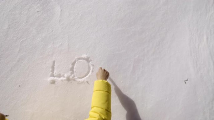 爱。冬季旅行者在雪地里写信息。年轻的女性游客享受冬天的山和深雪。肖像。