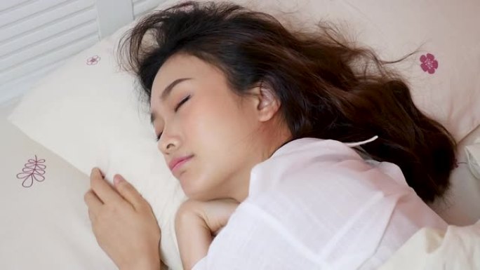 亚洲妇女在担心工作时失眠。
