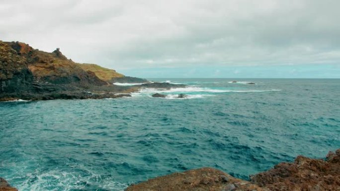 岩石海岸和碧绿的海水。海洋岛的风景。西班牙特内里费加拉奇科