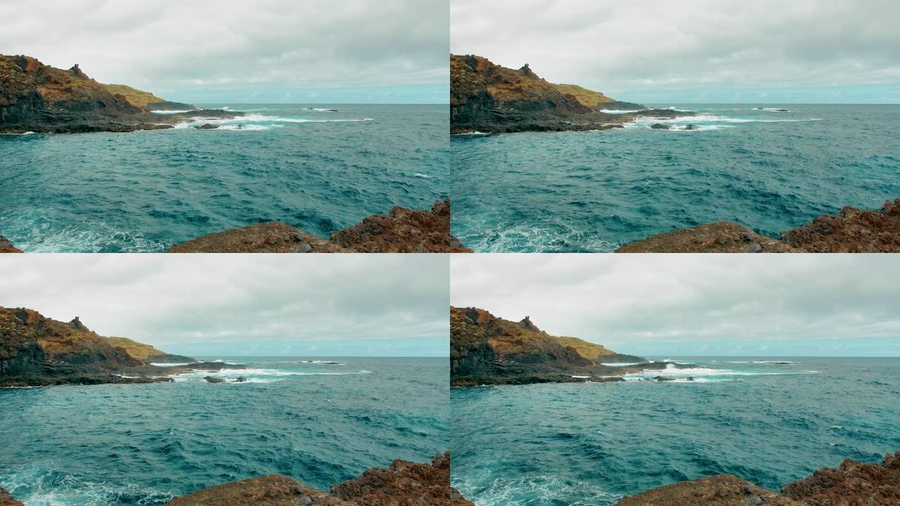 岩石海岸和碧绿的海水。海洋岛的风景。西班牙特内里费加拉奇科