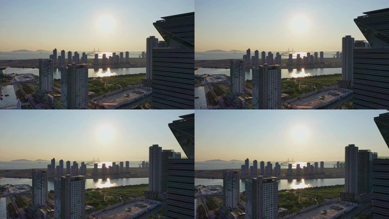 松岛国际商务区的韩国鸟瞰图，仁川大桥的日落