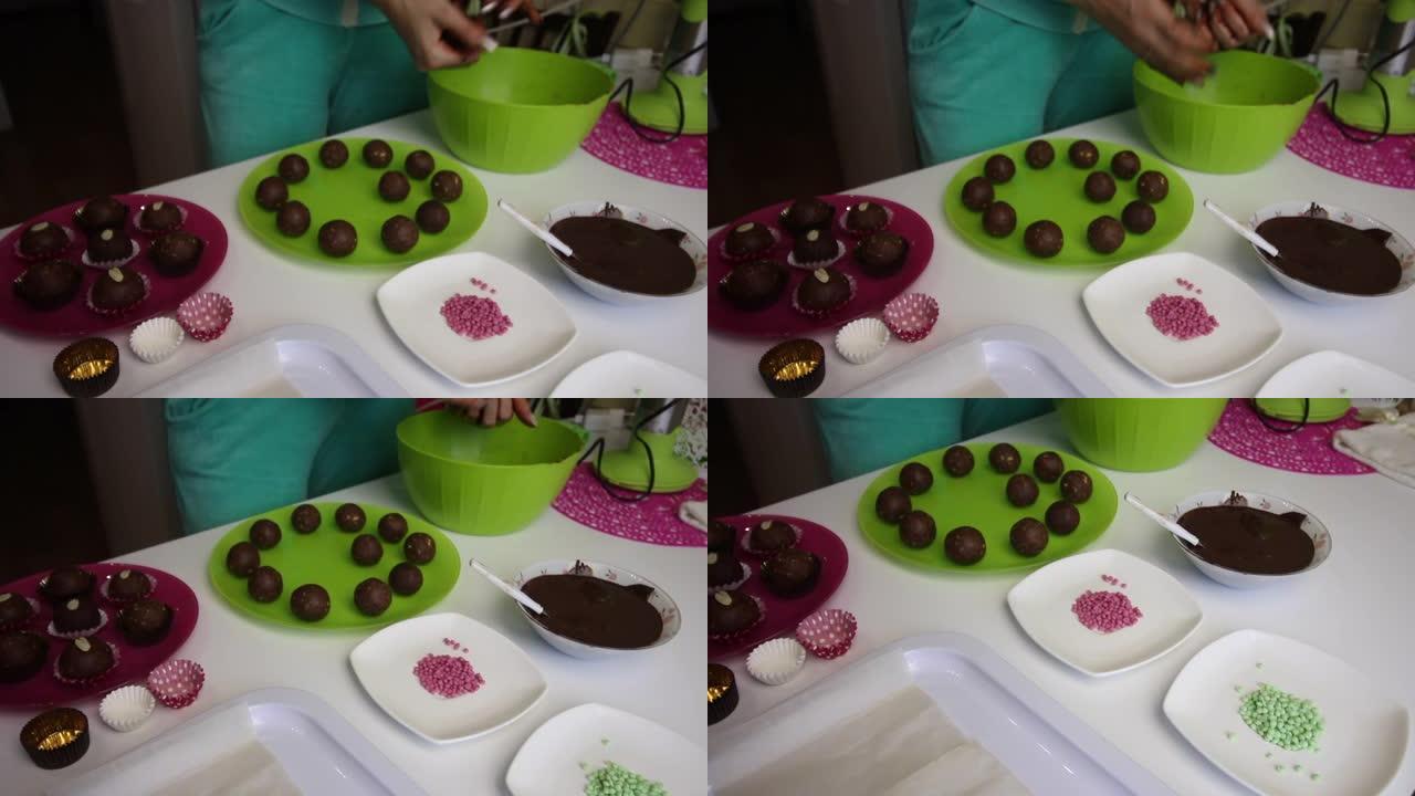 女人做土豆蛋糕。放大工作面。盘子旁边是蛋糕坯料，液体巧克力和彩色洒