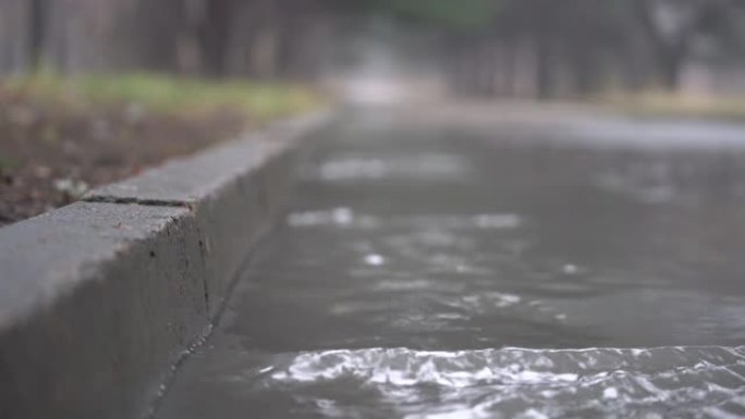 秋天下雨后的寂寞小巷，流水淹没了沥青路面。