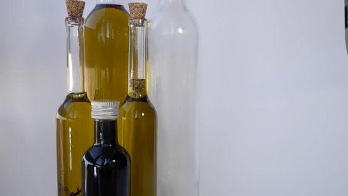 玻璃瓶里装满了生的特级初榨橄榄油。