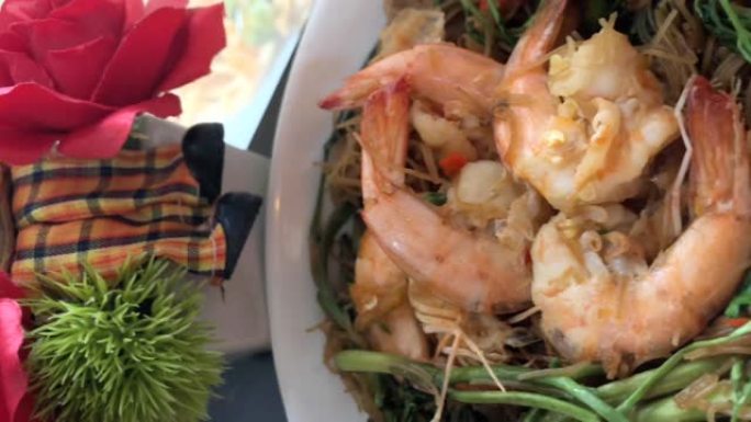 泰国融合食品，虾和水含羞草的温和辛辣炒面，智能手机垂直夹