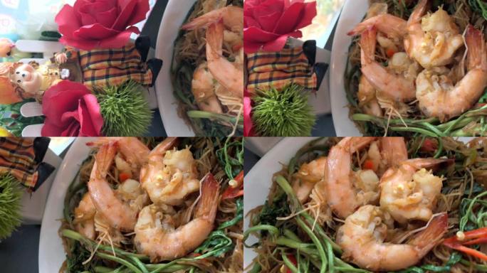 泰国融合食品，虾和水含羞草的温和辛辣炒面，智能手机垂直夹
