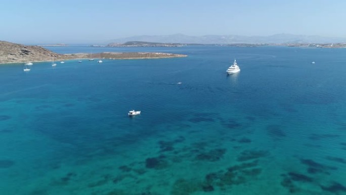希腊基克拉泽斯的帕罗斯岛上的莫纳斯蒂里海滩从空中可以看到