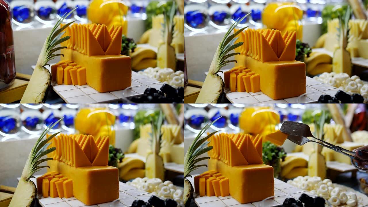 装饰精美的自助餐。酒店餐厅自助餐上装饰精美的各种食物。不同品种的奶酪。