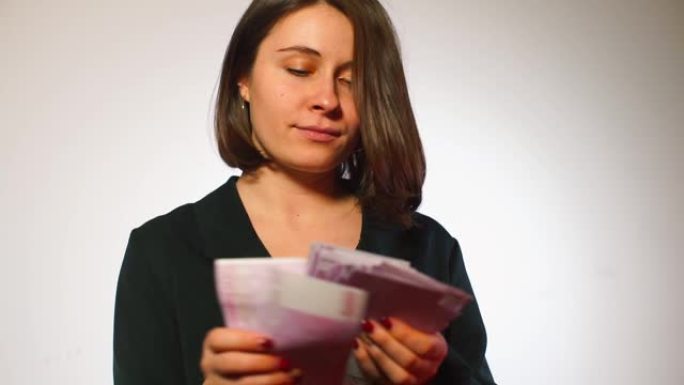 女商人算钞票500欧元。