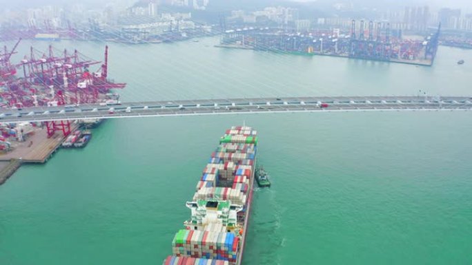 鸟瞰集装箱货船前往码头商业港口在起重机桥卸货，用于商务物流，进出口，运输或运输