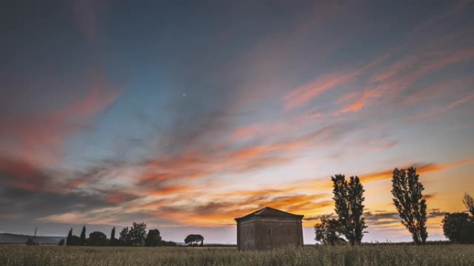 西班牙加泰罗尼亚。春天的日落天空在西班牙乡村乡村麦田景观。孤独的谷仓农场在风景秀丽的戏剧性天空下建造